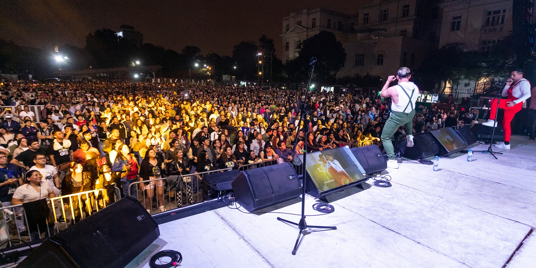 Público real durante un evento producido por Super Tono Noventero