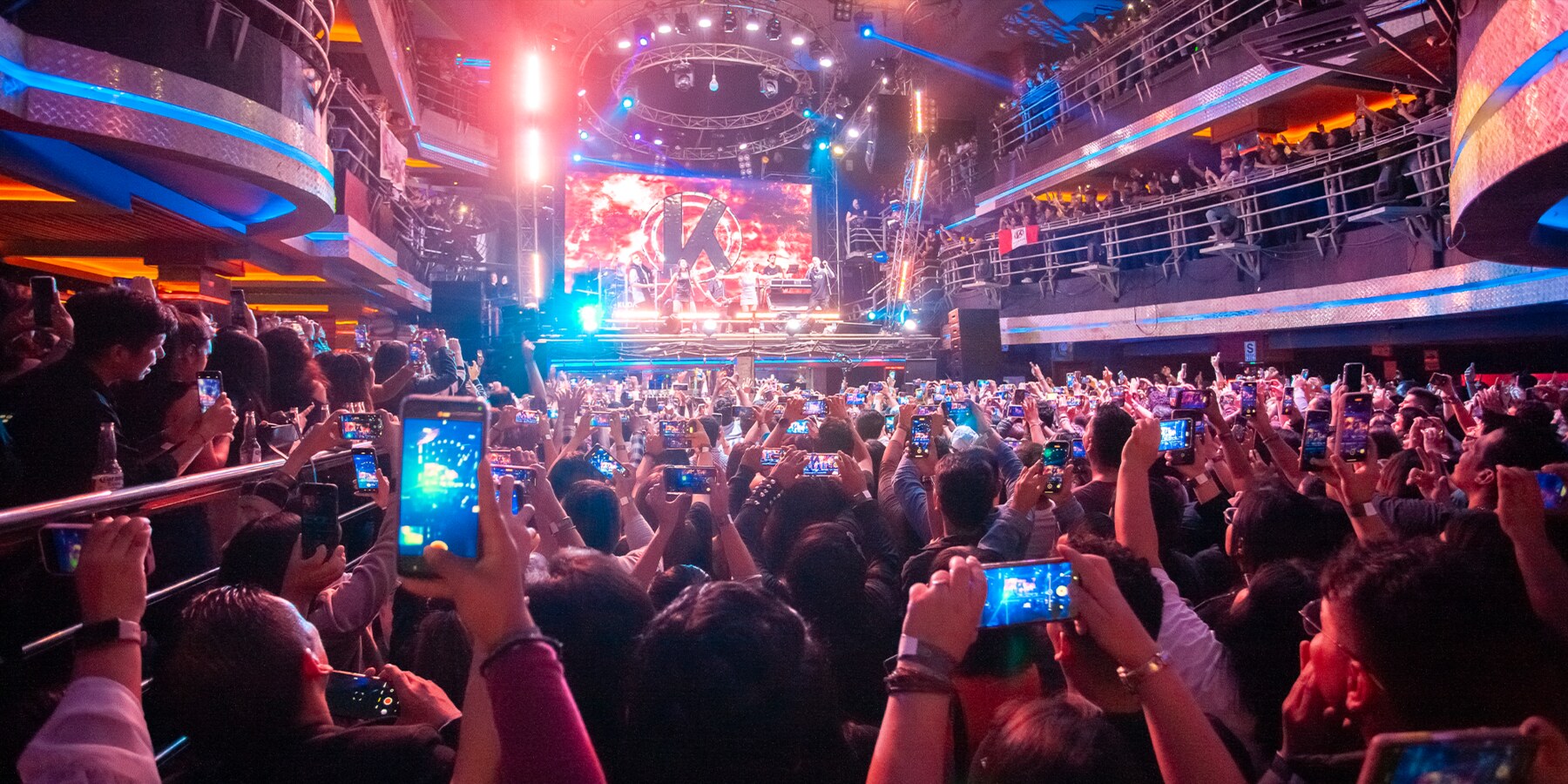 Público y escenario durante una presentación de Kudai