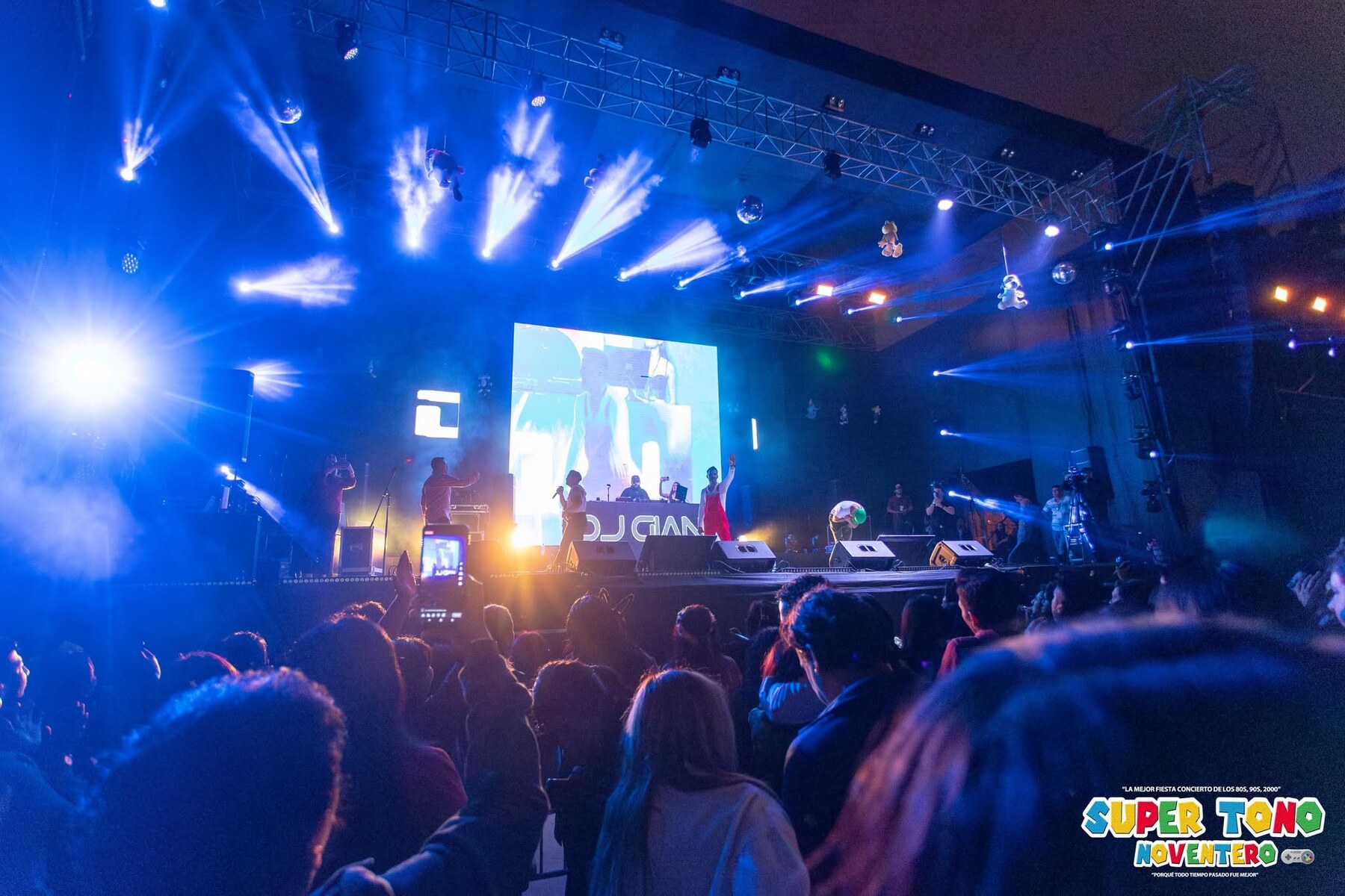 Escenario real durante un evento de Super Tono Noventero